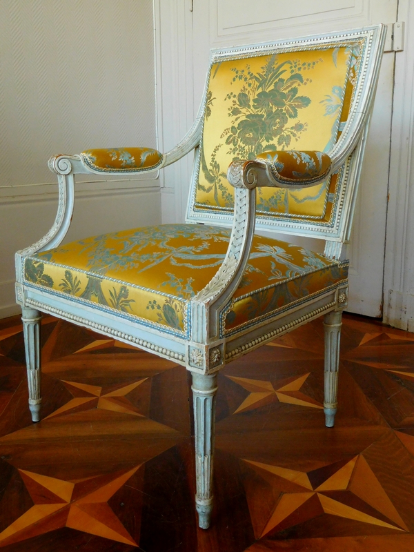 Pluvinet : mobilier de salon 4 pièces d'époque Louis XVI, damas de soie jaune - estampillé